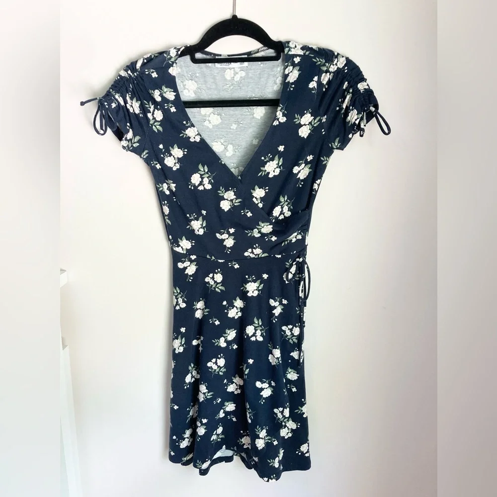 Hollister Women’s navy floral wrap dress with shoulder ties- XS Long - Picture 6 of 7